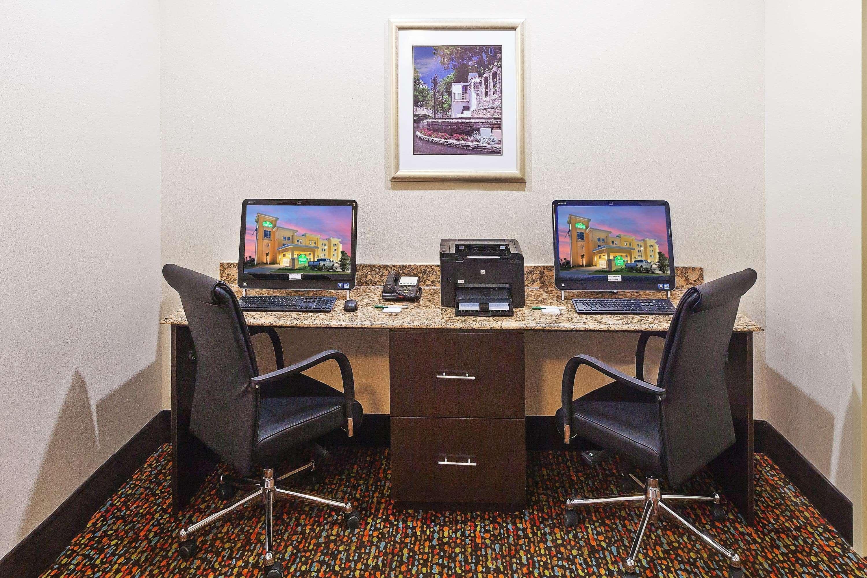 La Quinta By Wyndham Pearsall Buitenkant foto